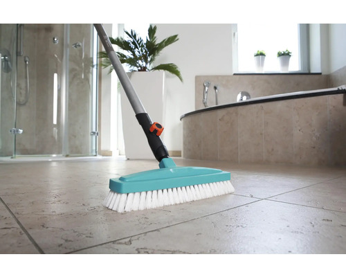 Salle de bains avec brosse de nettoyage pour le nettoyage des sols