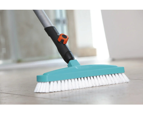 Balai de jardin avec manche et poils blancs de Gardena