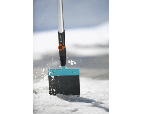 Pelle à neige Gardena dans la neige