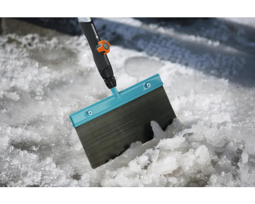 Chasse-neige Gardena en action dans la neige.