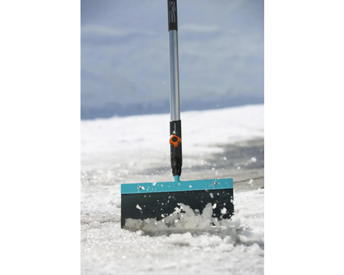 Chasse-neige avec manche en aluminium en utilisation