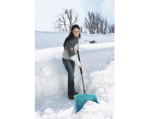 Femme pelletant la neige avec une pelle à neige
