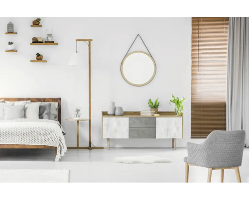 Helles Schlafzimmer mit Bett, Kommode, Spiegel und Stuhl