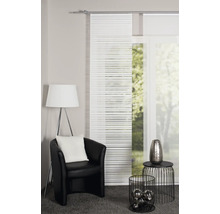Wohnzimmer mit Schiebegardinen, Sessel, Stehlampe und Dekorationsgegenständen für ein gemütliches Ambiente.