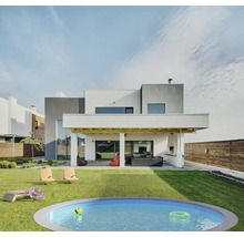Jardin avec maison moderne, piscine et mobilier de jardin