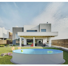 Scène avec piscine dans le jardin d''une maison d''habitation