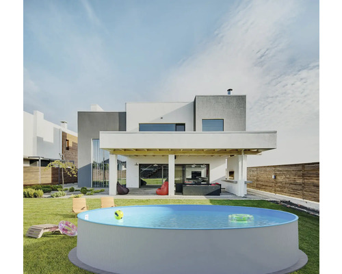 Scène avec piscine dans le jardin d''une maison d''habitation