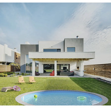 Maison moderne avec piscine, chaises longues et mobilier de jardin dans le jardin