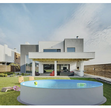Piscine hors sol dans le jardin d''une maison moderne