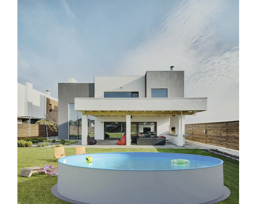Piscine hors sol dans le jardin d''une maison moderne
