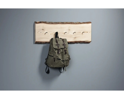 Porte-manteau en bois avec écorce et un sac à dos