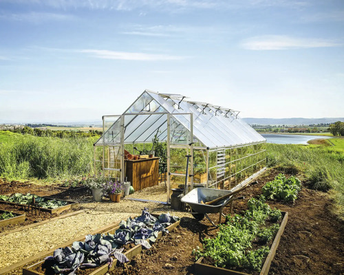 Gewächshaus Palram – Canopia Balance Polycarbonat 0,7 mm 304 x 724 cm silber Gewächshaus mit Gemüsebeeten in einem Garten mit weiter Aussicht