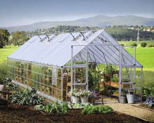 Gewächshaus Palram – Canopia Balance Polycarbonat 0,7 mm 304 x 964 cm silber Gewächshaus mit Pflanzen und Regalen im Garten