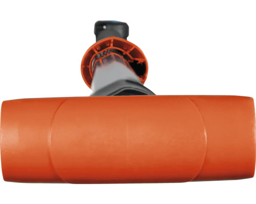 Gros plan d''une brosse de lavage Gardena avec raccordement d''eau