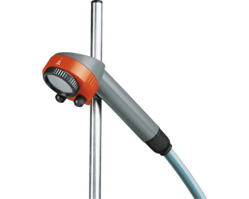 Douche de jardin avec tuyau sur une tige métallique