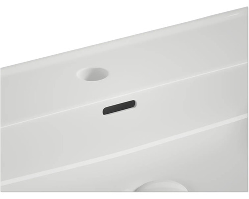 Vue détaillée d''un lavabo avec trop-plein et trou de robinet