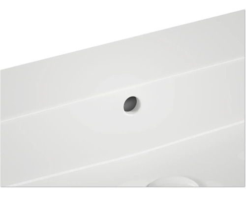 Detailaufnahme eines Waschbeckens mit Hahnlochbohrung.