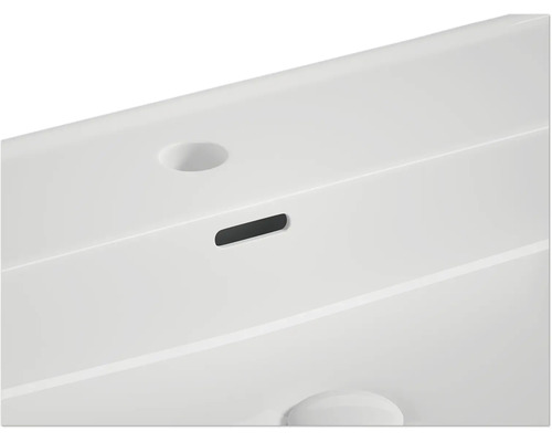 Vue détaillée d''un lavabo avec trop-plein et trou pour robinet