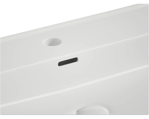 Vue détaillée d''un lavabo avec trop-plein et trou pour robinet