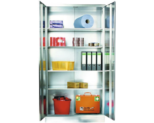 Offener Stahlschrank mit Regalen und diversen Gegenständen