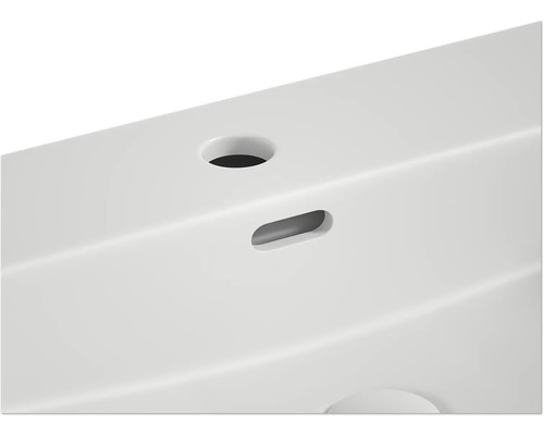 Detailansicht eines Waschbeckens mit Hahnloch und Überlauf