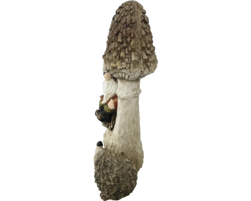 Figurine de gnome de jardin appuyée contre un champignon, en pierre artificielle.