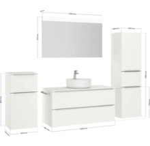 Badezimmer mit Waschtisch, Spiegel und Hochschrank mit Maßangaben