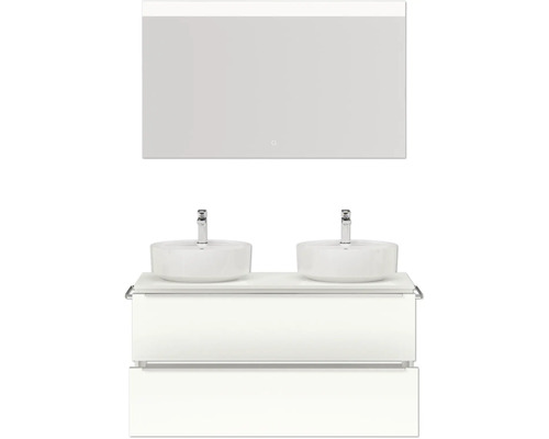 Salle de bains avec meuble-lavabo double, lavabos à poser et miroir lumineux