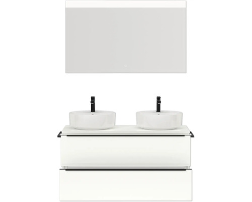 Badezimmer mit Waschtischunterschrank, zwei Waschbecken und Spiegel