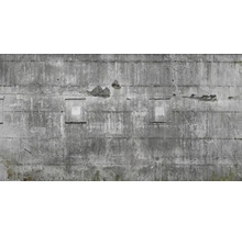 Mur en béton avec traces d''altération et évidements carrés
