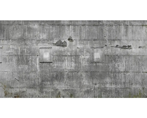 Mur en béton avec traces d''altération et évidements carrés