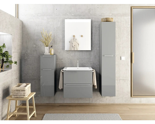 Salle de bains moderne avec lavabo, miroir, armoires suspendues et espaces de rangement