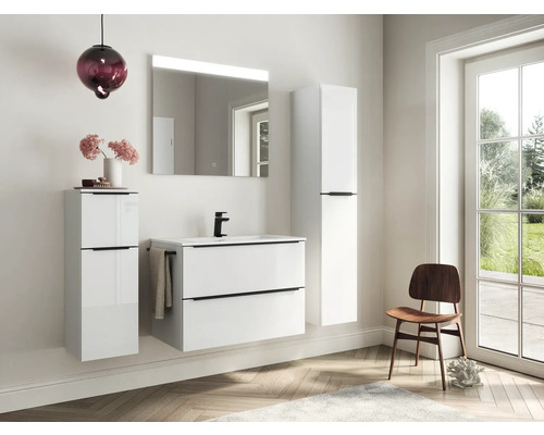Salle de bain lumineuse avec meuble-lavabo, armoire de toilette et armoire haute en blanc