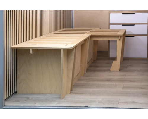 Holzmöbelkonstruktion im Innenraum mit Regalen und Schubladen