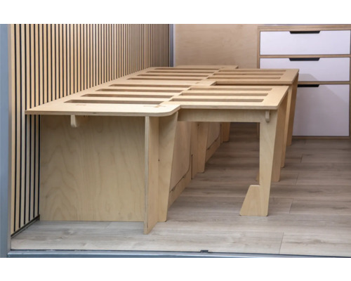 Holzbettgestell im Innenraum eines Fahrzeugs