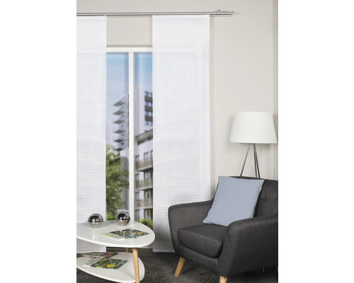 Salon avec des rideaux japonais sur un rail, un fauteuil et une table d''appoint