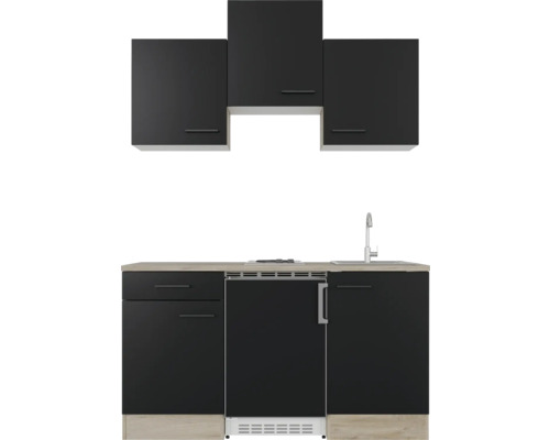 Küchenzeile mit Spüle, Kochfeld, Kühlschrank und Hängeschränken