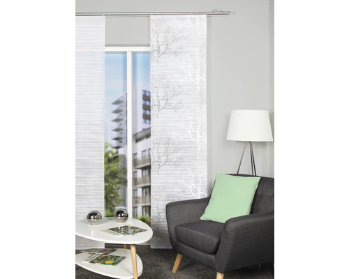 Salon avec rideaux coulissants à motif d''arbre à la fenêtre, fauteuil et table d''appoint