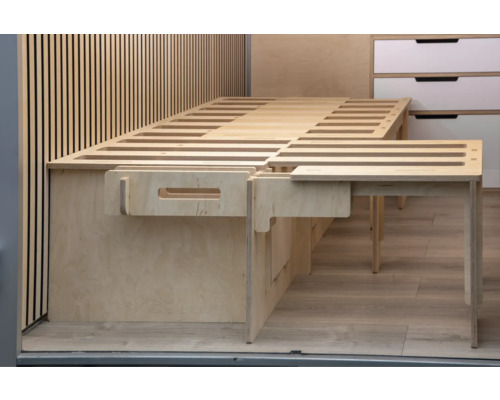 Cadre de lit en bois avec sommier à lattes dans la pièce