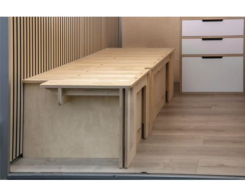 Lit en bois et commode dans un intérieur