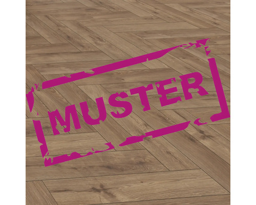 Handmuster zu Laminat Masterfloor Maestro Herring Oak Harlech Fischgrät 630 x 126 x 8 mm Bodenbelag im Fischgrätmuster mit dem Wort Muster