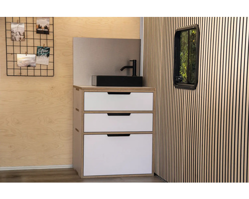 Badezimmereinrichtung mit Waschbecken, Wasserhahn und Schubladenkommode