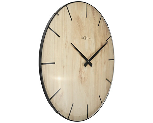 Wanduhr mit Holzoptik und schwarzem Rahmen