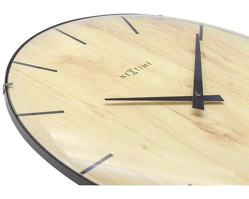 Nahaufnahme einer Nextime Wanduhr mit Holzdekor und schwarzen Zeigern.