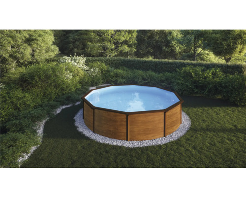 Runder Holzpool im Garten mit Kiesumrandung und Wasser