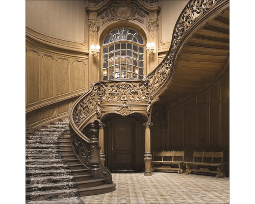 Treppenhaus mit Holztreppe, Holzwänden und Fenster
