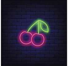 Neonkirschen an einer Ziegelwand