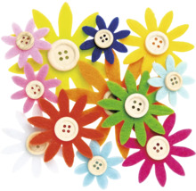 Dekorative Filzblumen mit Knöpfen als Mittelpunkt.