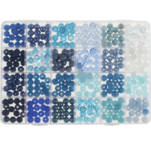 Boîte d''assortiment avec différentes perles décoratives bleues