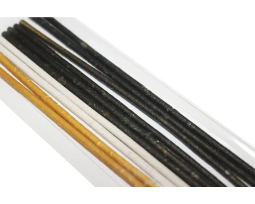 Verschiedenfarbige Räucherstäbchen in einer Packung